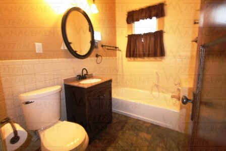 Main Bathroom - 425 Lewis Ave