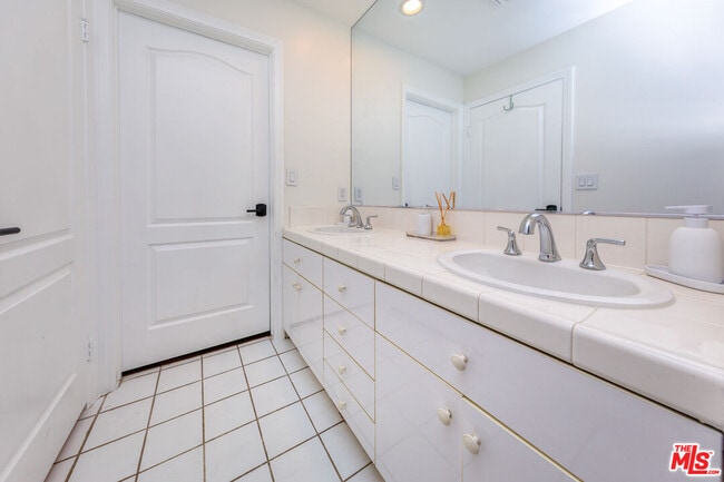 Building Photo - 5711 Aura Ave