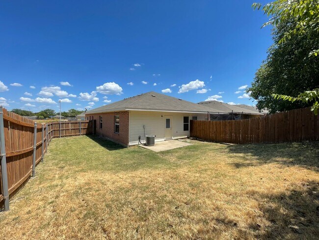 Building Photo - Charming 3/2 Duplex with Garage — No Carpet, Fenced Yard!