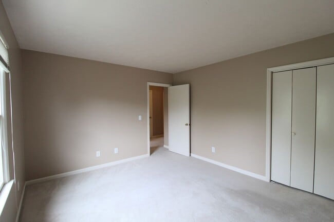 Building Photo - 907 Meadowlark Dr