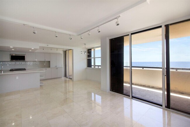 Building Photo - 2555 Collins Ave