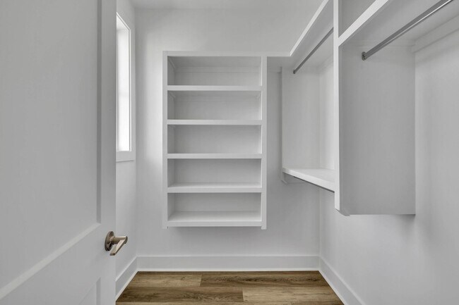 Building Photo - 425 Veritas St