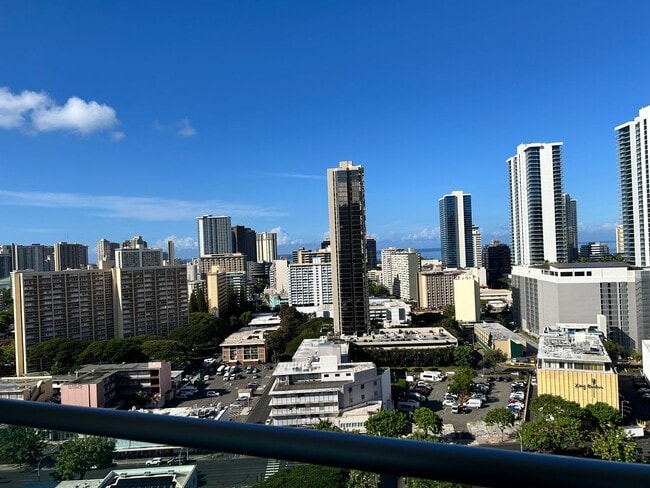 Building Photo - Great Views, Great Location and Beautiful ...