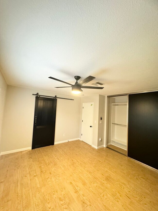 Building Photo - Great Views/3BED 2BATH/SOLAR/Move in ready