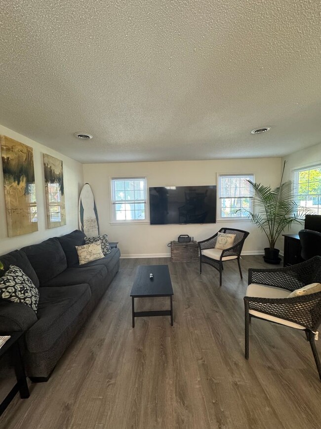 Building Photo - FULLY FURNISHED Wooded Oak Island area  3 ...