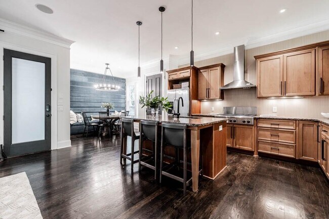 Building Photo - 470 Hamilton St SE