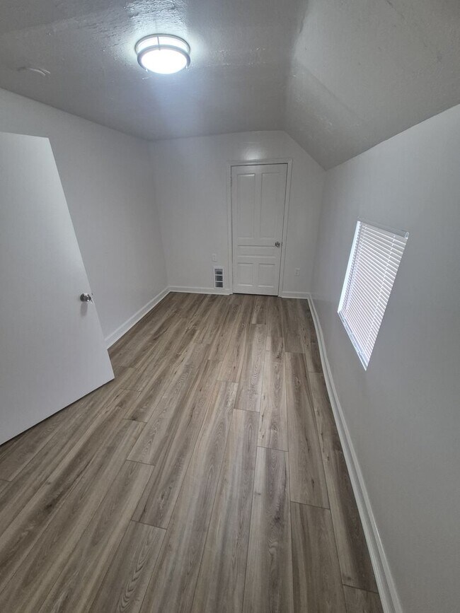 Building Photo - 143 Kenton St
