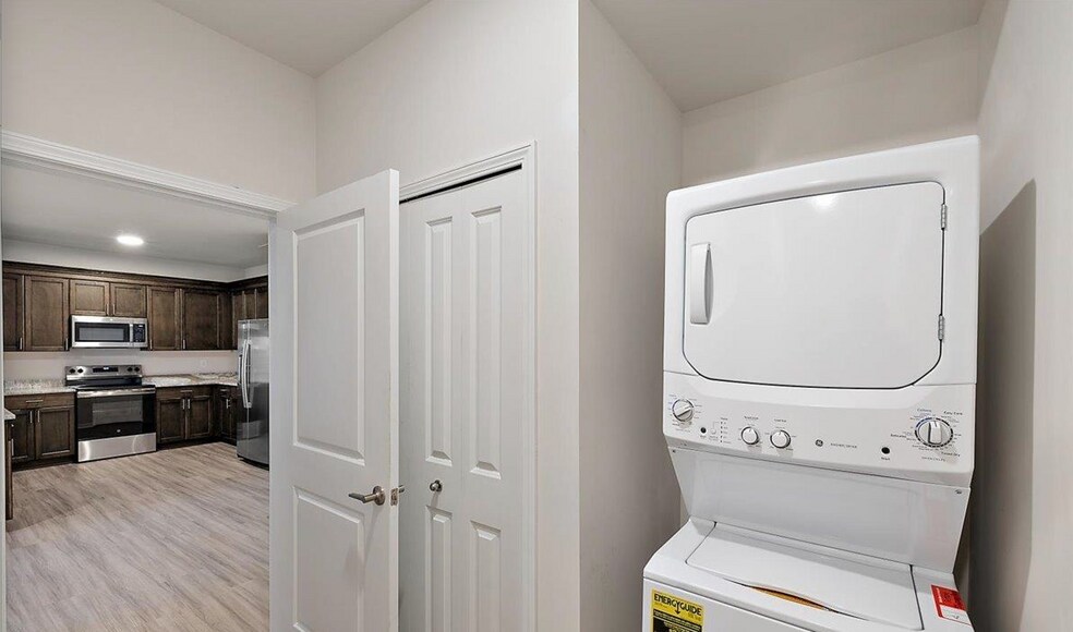Building Photo - 8280 Heywood Cir