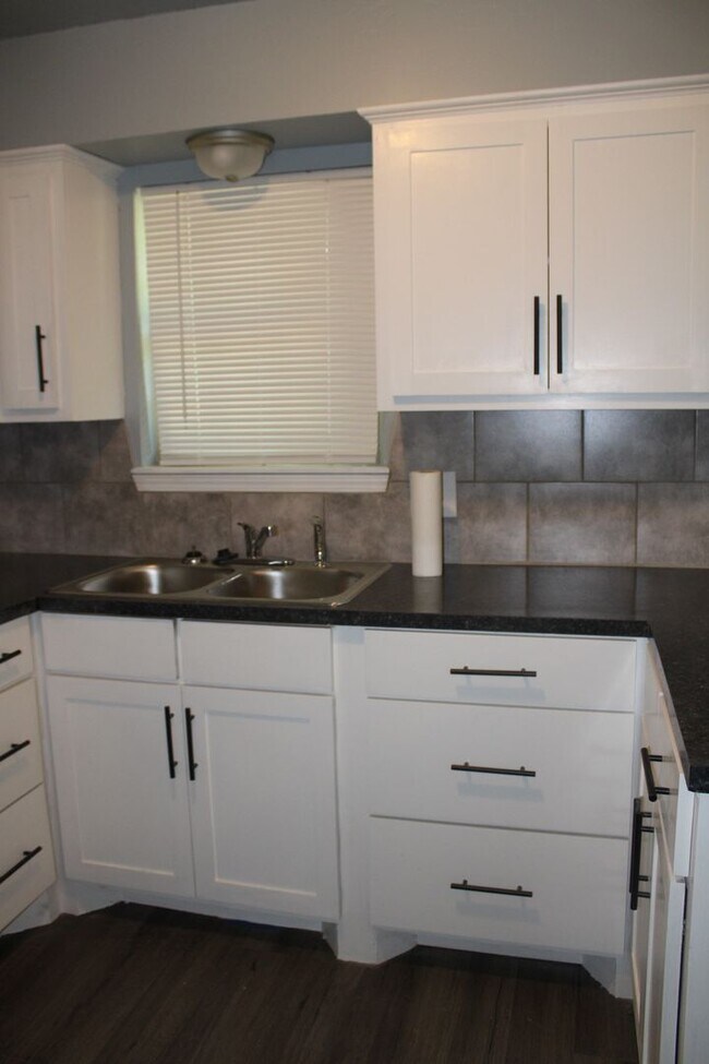 Building Photo - Newly Remodeled! Close to Tinker