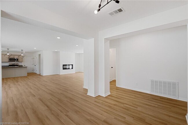 Building Photo - 2020 Country Club Ave