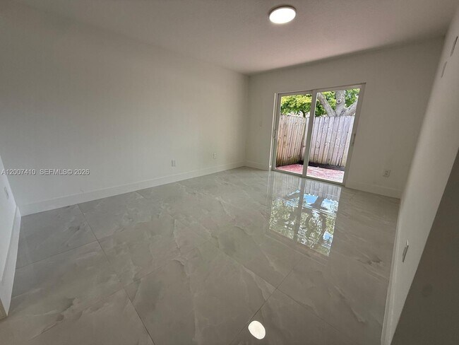 Building Photo - 10058 SW 156th Ct