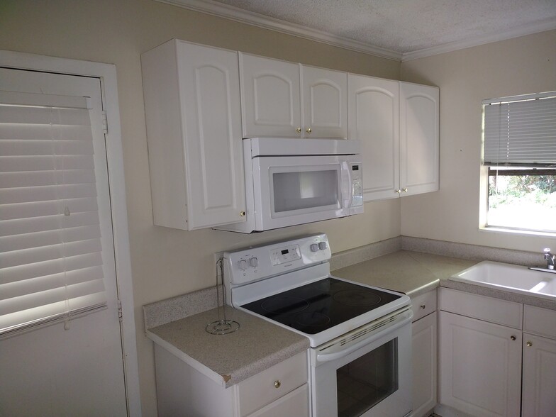 Building Photo - 810 Meadowbrook Dr