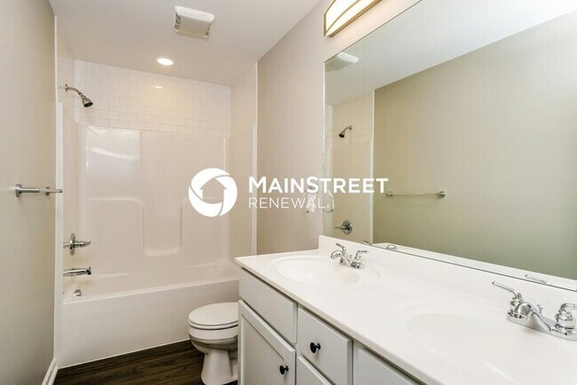 Building Photo - 3 Bedroom Pet-Friendly Home in Jeffersonville, IN with Main Street Renewal