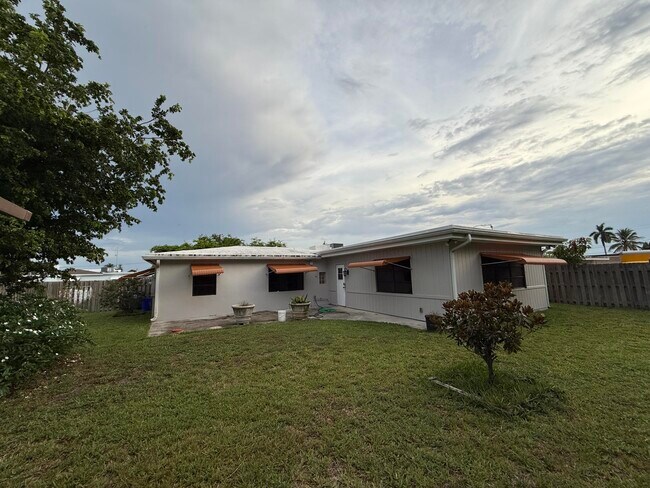 Building Photo - 817 Elm Rd