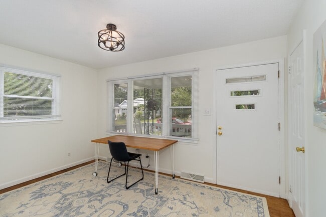 Building Photo - 205 Sunset Dr