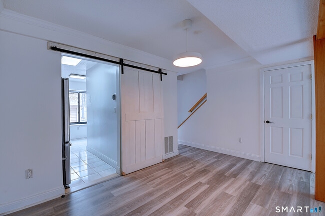 Building Photo - 32 Farmington Chase Crescent