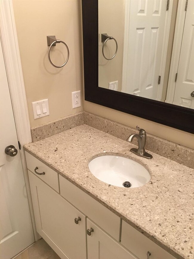 Building Photo - Awesome 2BE/2BA condo located in the heart of Sylvan Park community!