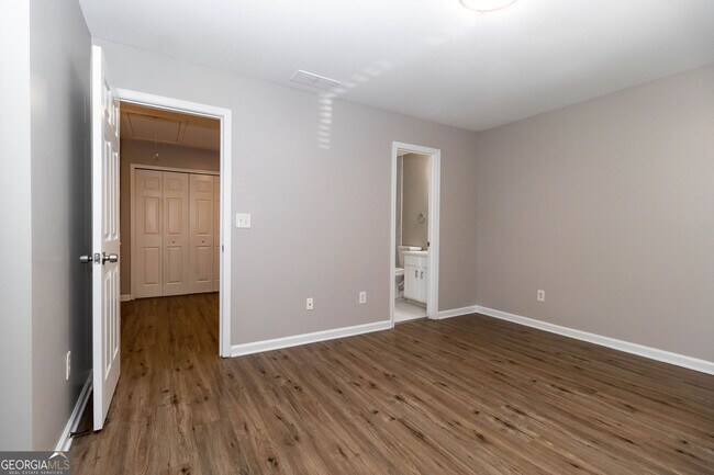 Building Photo - 745 Crestwell Cir