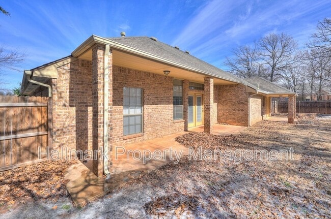 Building Photo - 1042 Hidden Oaks Way