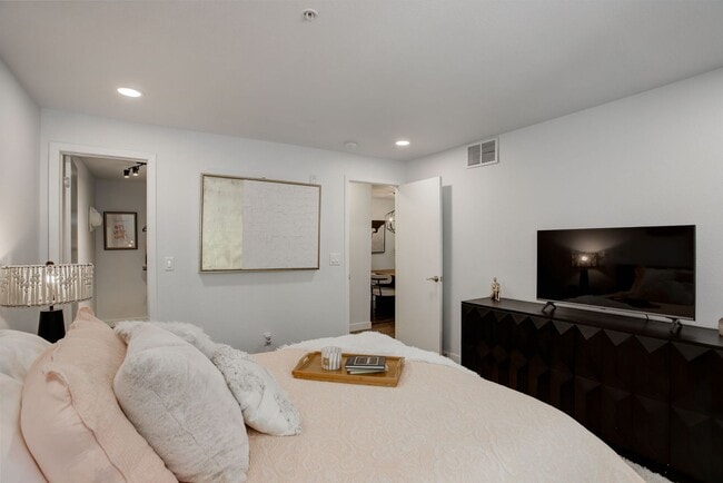 Building Photo - Modern 1BR | Prime Boulder + Gold Run Perks