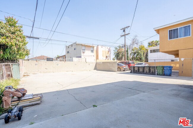 Building Photo - 241 W 84th St