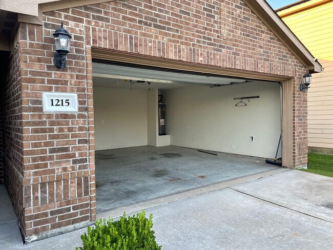 Building Photo - 1215 Wallflower Ave