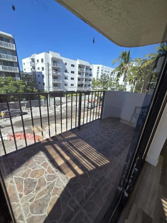 Building Photo - 1673 Bay Rd