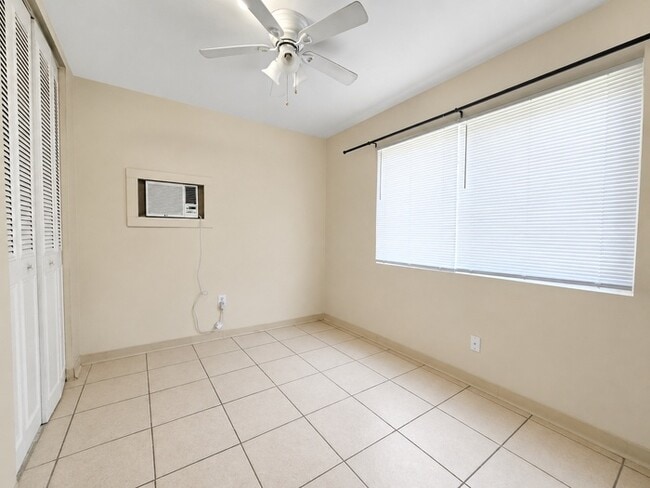 Building Photo - Convenient Downtown Living in a Bright and Comfortable 1-Bedroom Studi