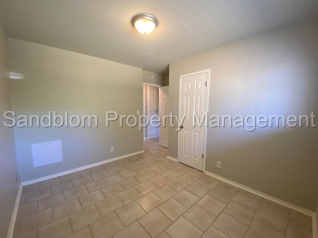 Building Photo - FOR LEASE | Midtown | 3 Bed, 2 Bath Duplex...