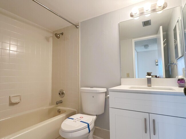 Building Photo - 2220 N Cypress Bend Dr