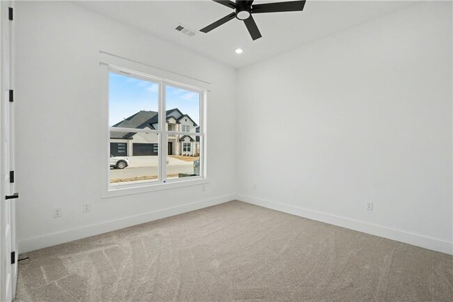 Building Photo - 310 Hedge Dr