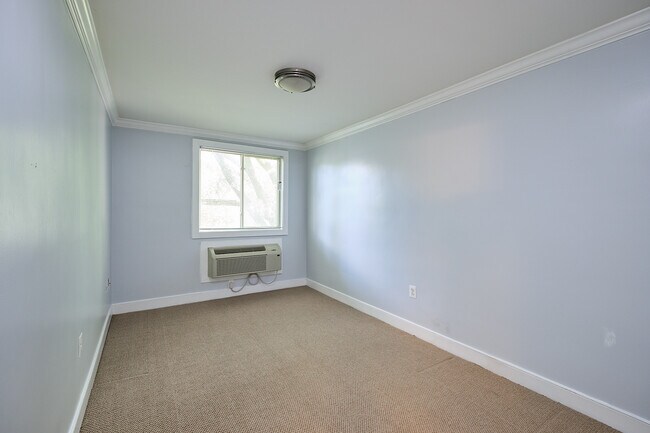 Building Photo - 2832 Hartford St SE