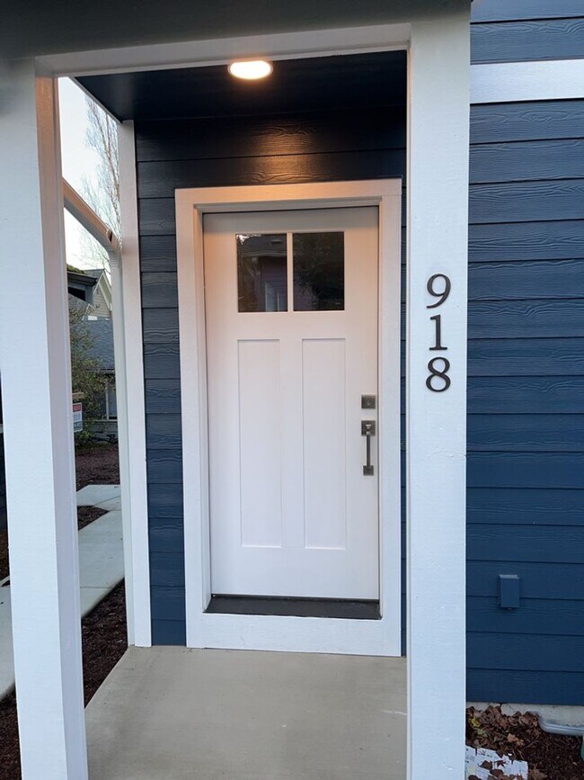 Building Photo - 918-922 Billy Frank Jr. St