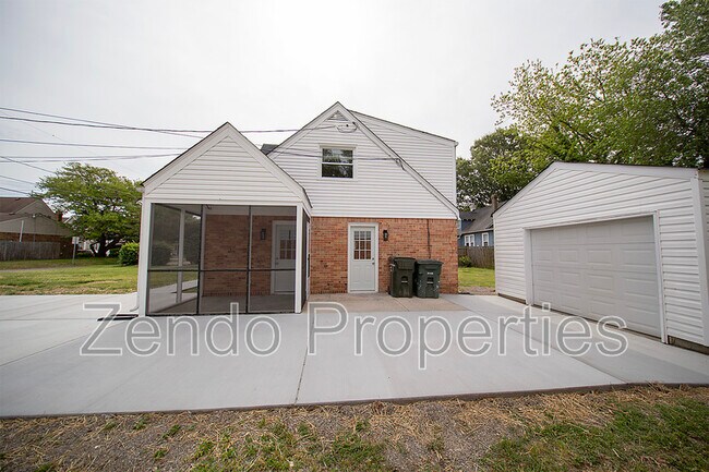 Building Photo - 1733 Parkview Ave