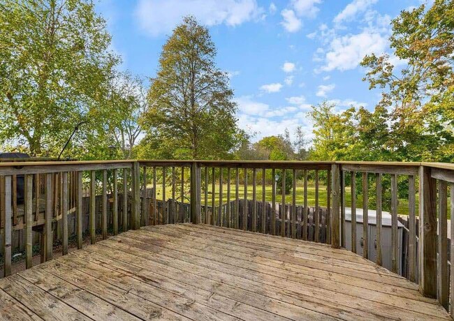 deck - 1032 Denham Pl