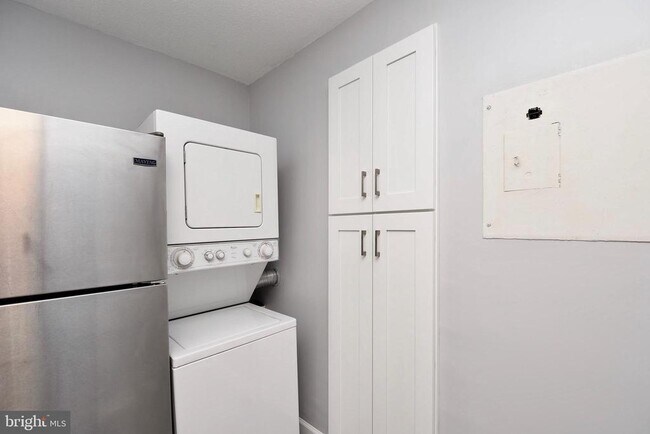 Building Photo - 307 Yoakum Pkwy