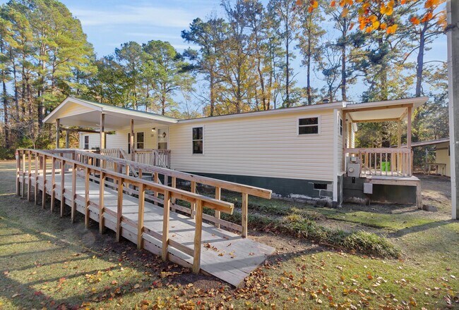 Building Photo - 220 Tree Ln