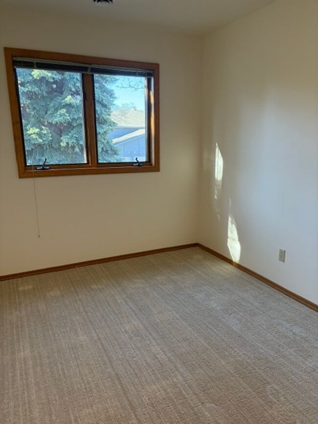 Building Photo - 2 Bedroom 1 Bathroom Condo