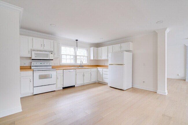 Building Photo - Chapel Hill Retreat: Spacious 4-Bedroom with Fenced-in Backyard