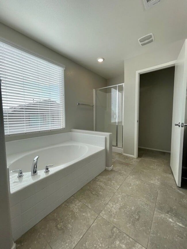 Building Photo - Beautiful South West Home-Coming Soon-8/21/26!