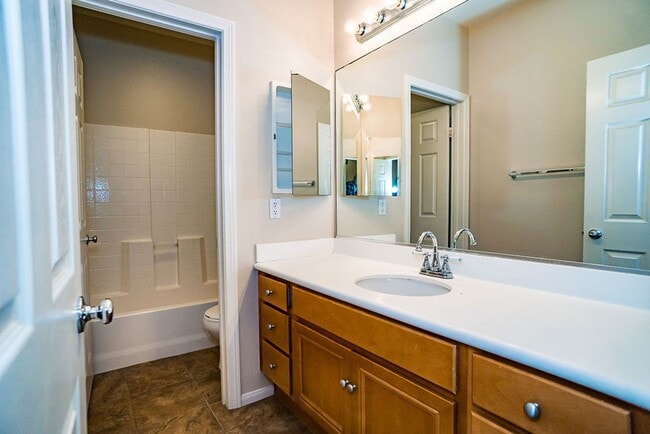 Building Photo - Beautiful townhome in Mission Valley!  Ava...