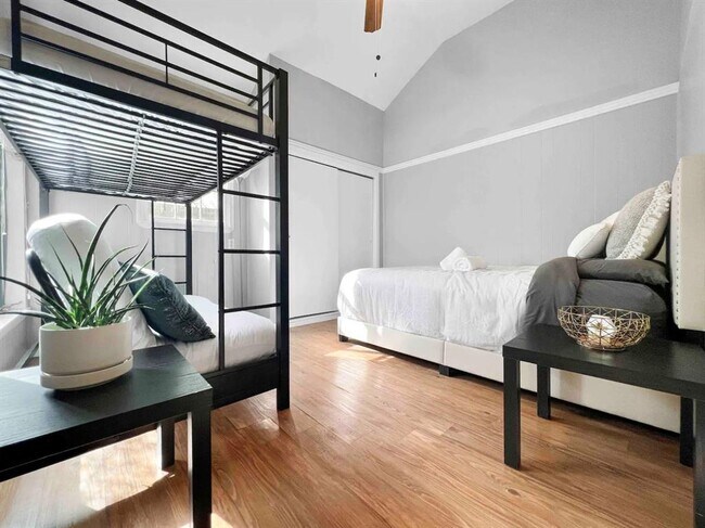 Building Photo - 211 Lessin Ln