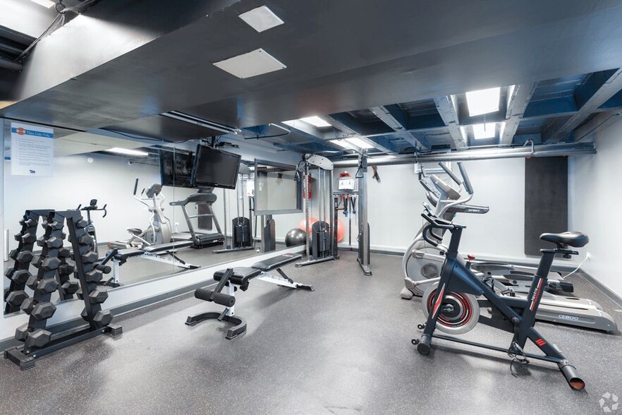 Building Photo - 901 W Argyle St