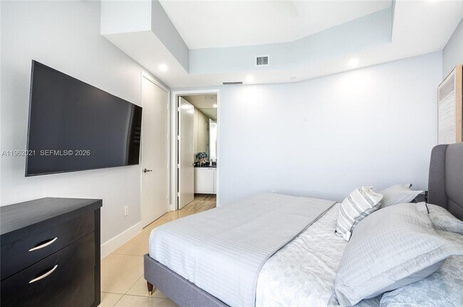 Building Photo - 15901 Collins Ave
