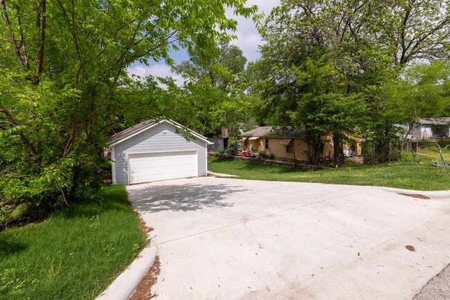 Building Photo - 4 Bedroom 2 Bath + Updated