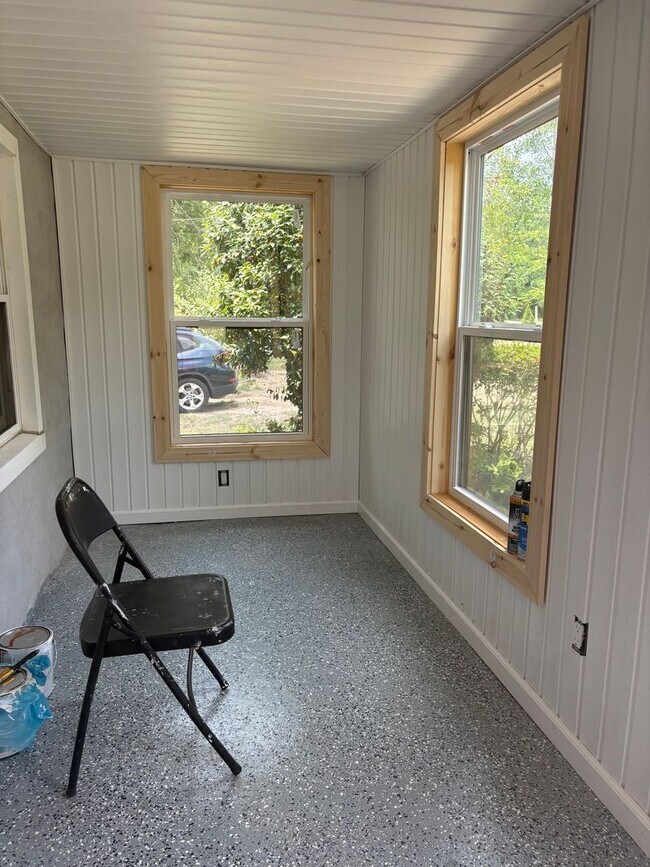 Building Photo - 3 Bedroom/1 bath House includes wi-fi, lawncare and security alarm