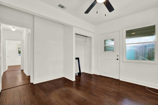 Building Photo - 1614 N Osceola Ave