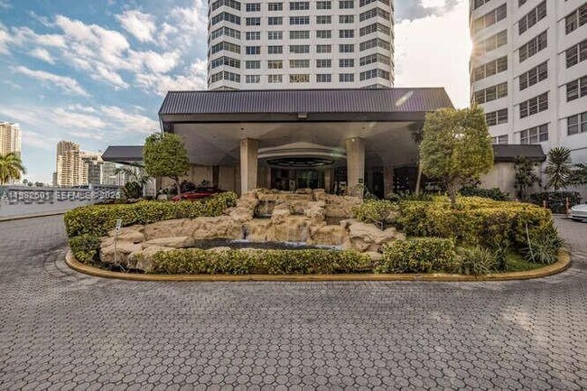 Building Photo - 801 Brickell Bay Dr