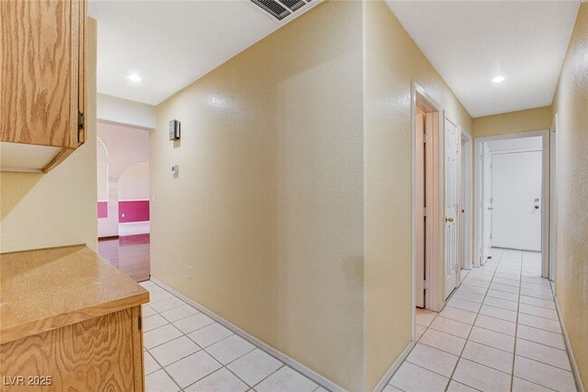 Building Photo - 114 E Tamarack Dr