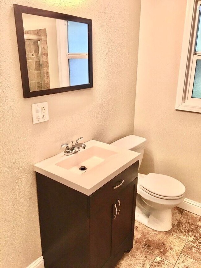 Building Photo - 2 Bed, 1 Bath Duplex Unit with Garage in P...